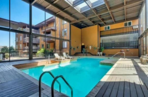 Modern MTN Condo Cozy 2BR Retreat Heated Pool